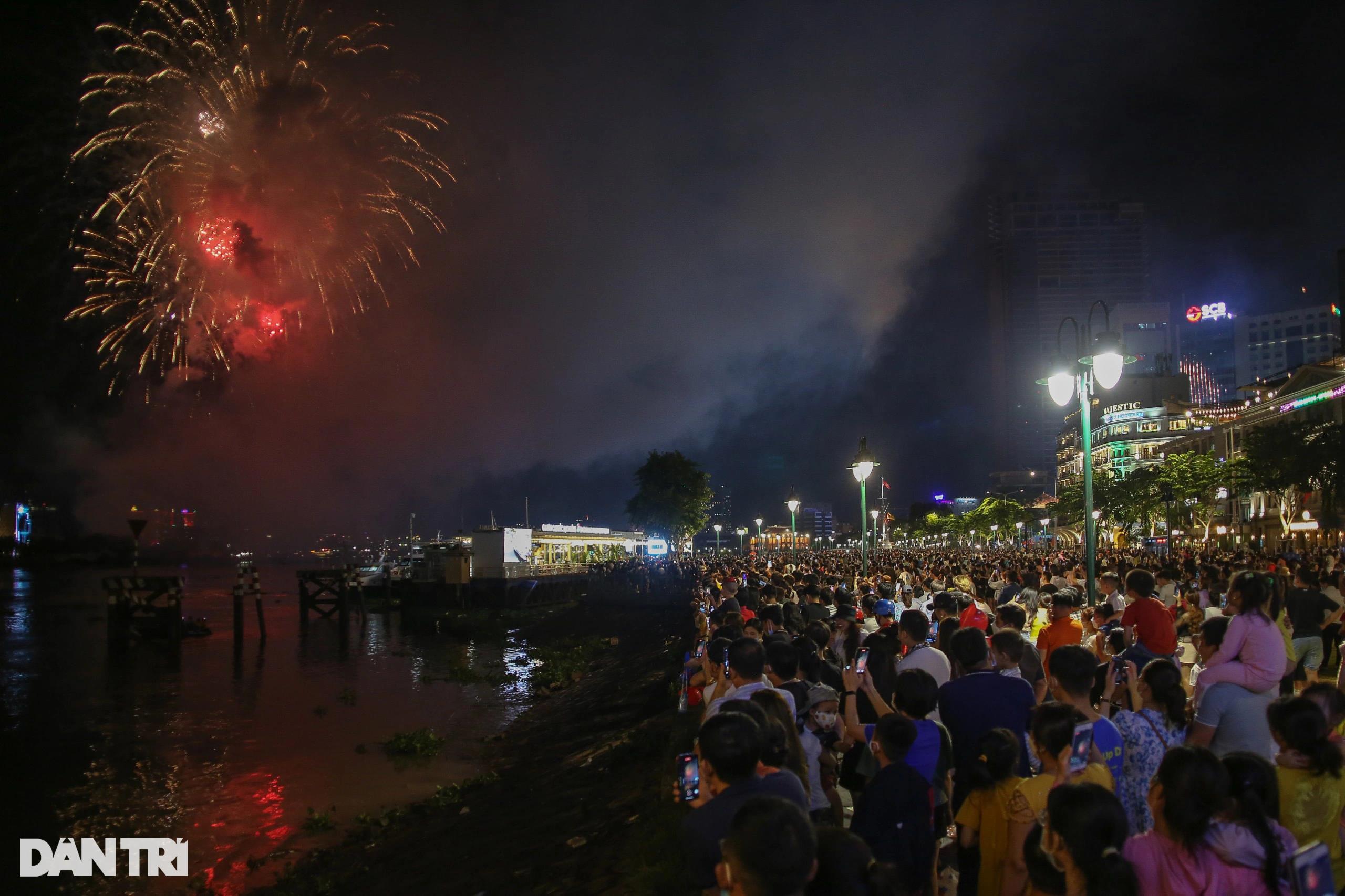 Pháo hoa rực sáng bầu trời TPHCM chào mừng 47 năm thống nhất đất nước - 3