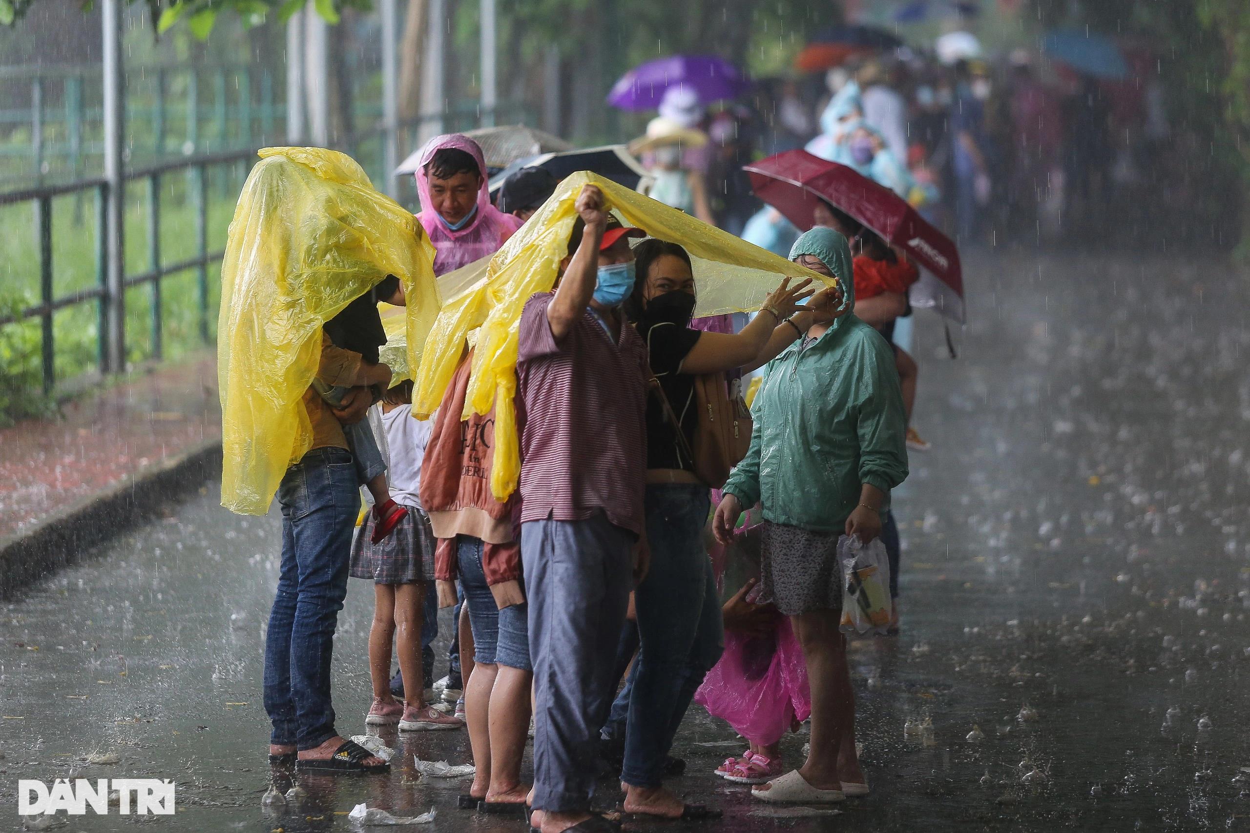 Hàng nghìn du khách dầm mưa vui chơi dịp lễ tại Thảo Cầm Viên TPHCM - 11