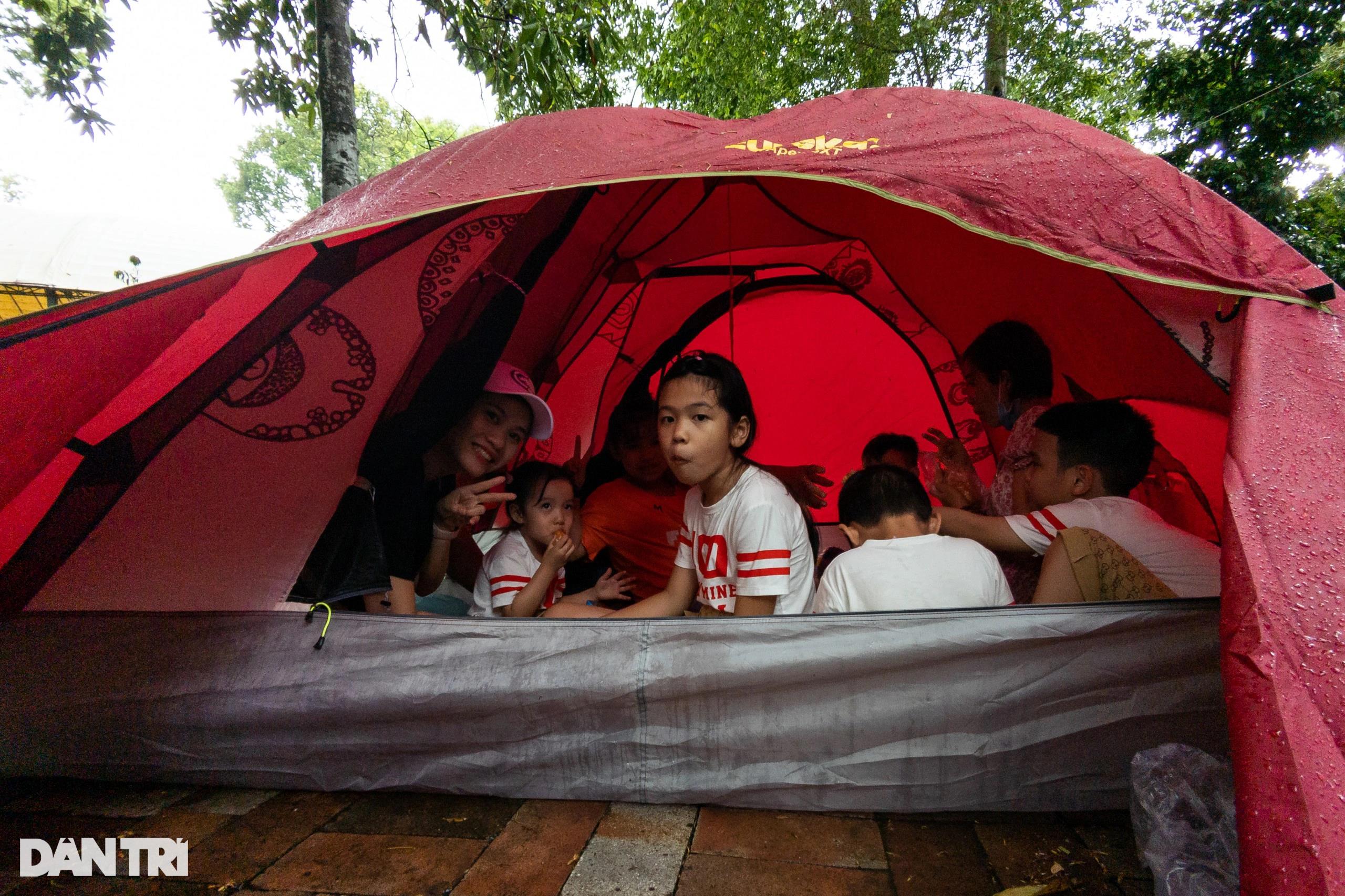 Hàng nghìn du khách dầm mưa vui chơi dịp lễ tại Thảo Cầm Viên TPHCM - 12