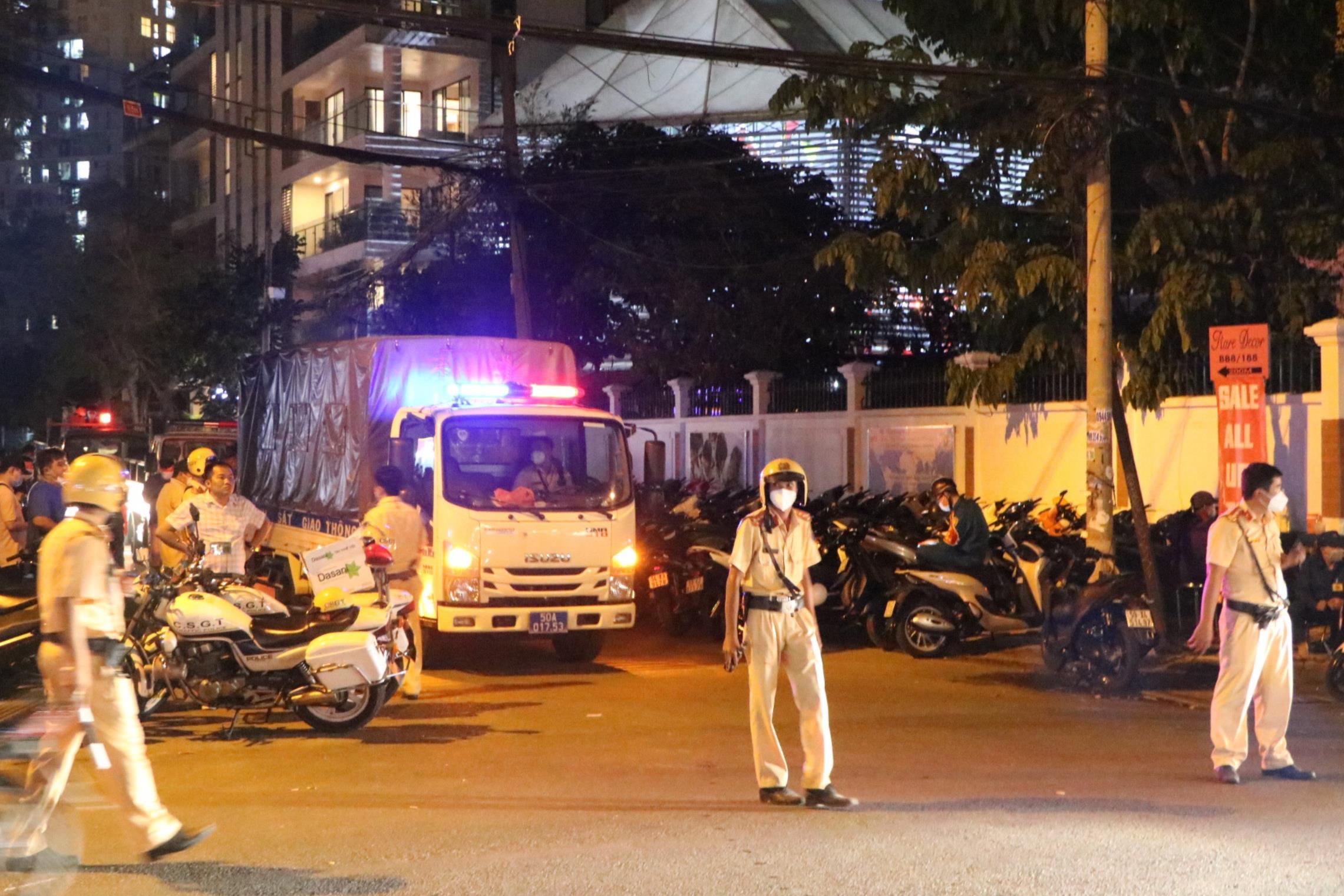 Nearly 400 custom scooters gathered to wait for the storm after the match of U23 Vietnam - 1