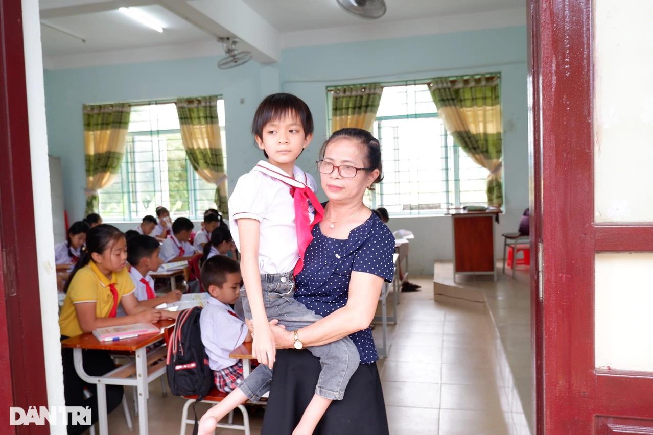 Cảm phục nữ sinh 4 năm cõng bạn khuyết tật đến trường - 1