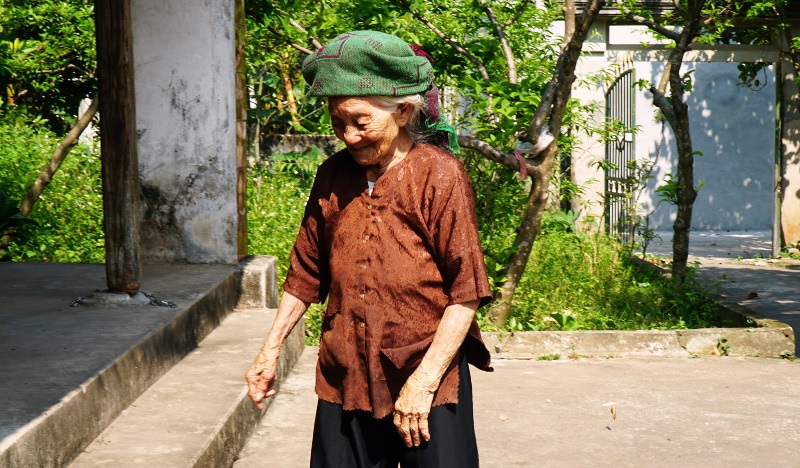The oldest woman in Vietnam, with 114 descendants, still sneaks... trading - 4