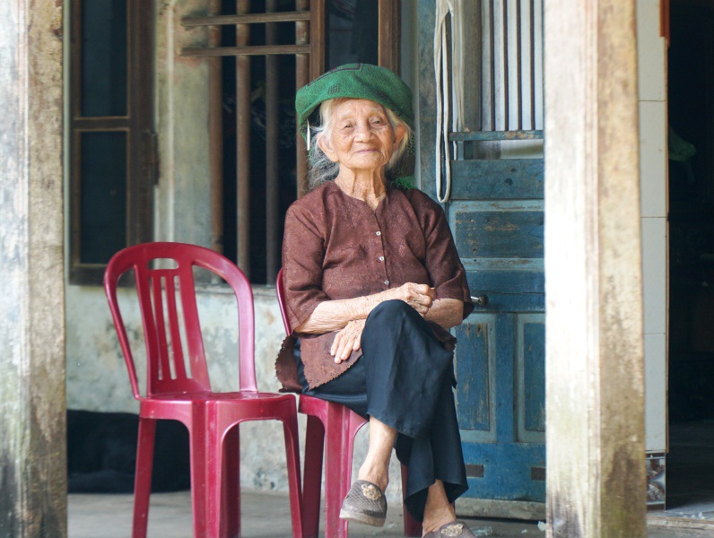 The oldest woman in Vietnam, with 114 children and grandchildren still sneaks... trading - 1
