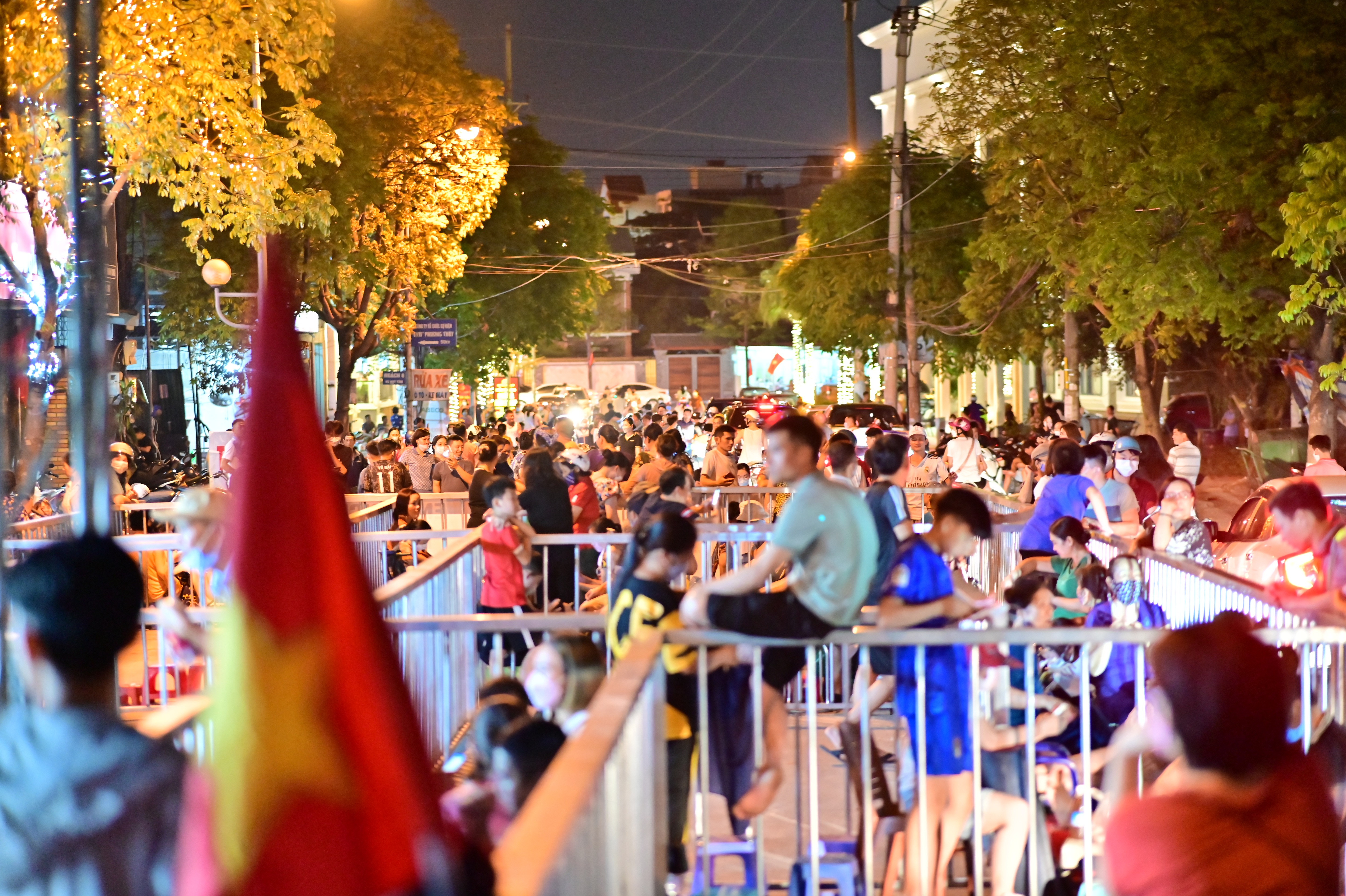 Cắm chốt ăn nhậu, chơi cờ xuyên đêm chờ nhận vé trận chung kết bóng đá nữ - 2