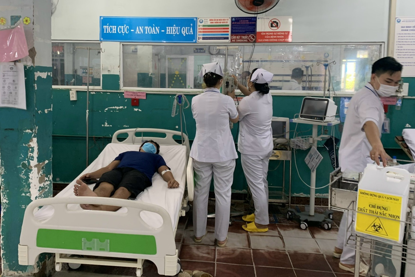 Mưa ngập bệnh viện ở TPHCM, bác sĩ bắt cua trong phòng cấp cứu - 4