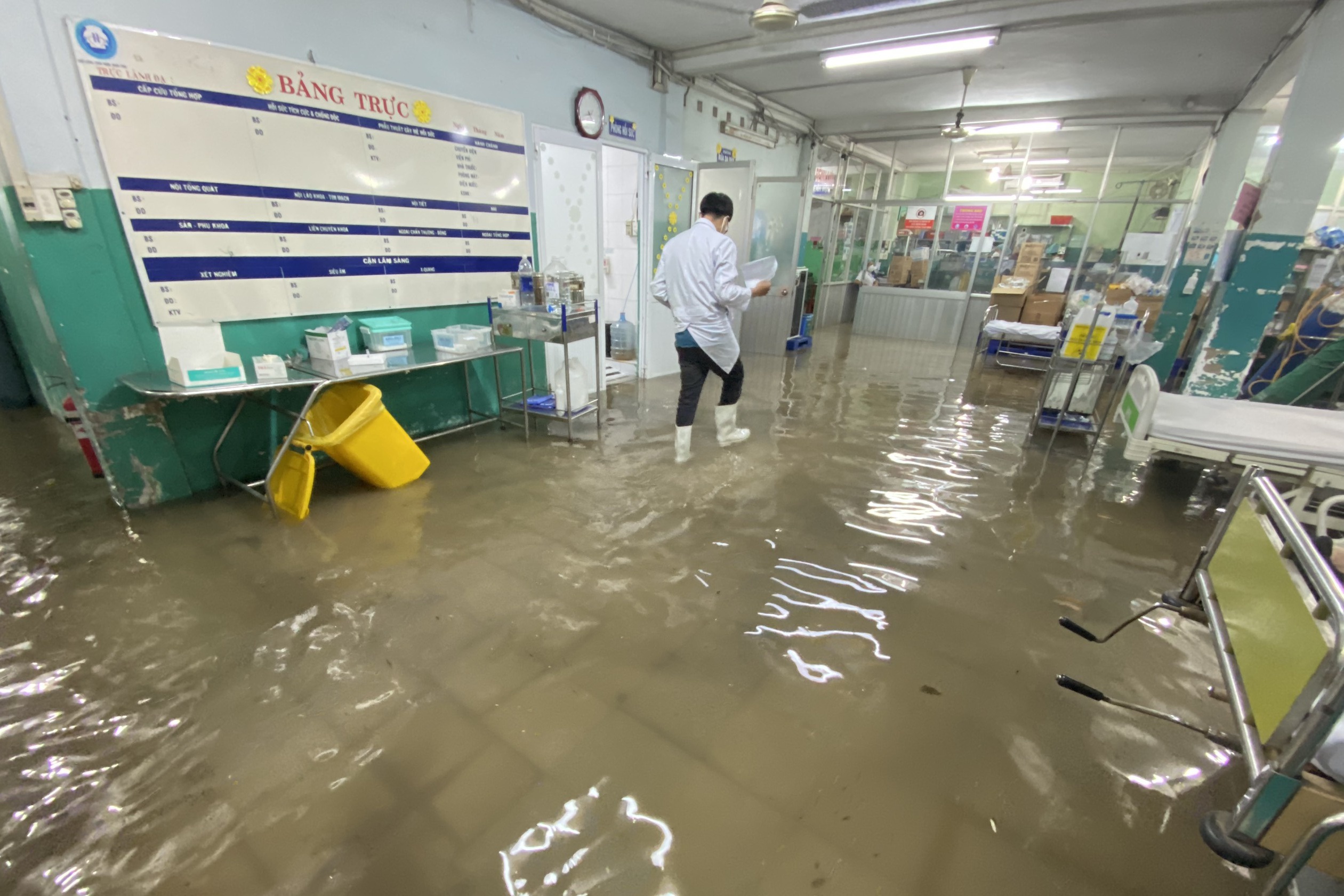 Mưa ngập bệnh viện ở TPHCM, bác sĩ bắt cua trong phòng cấp cứu - 5 Mưa ngập bệnh viện ở TPHCM, bác sĩ bắt cua trong phòng cấp cứu - 5