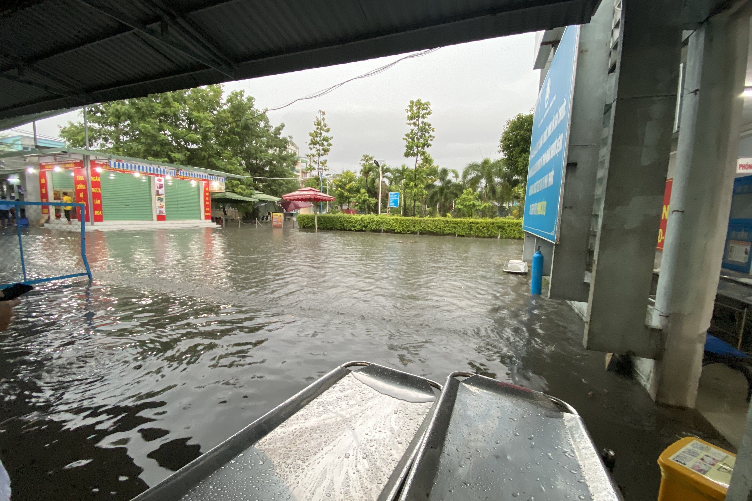 Mưa ngập bệnh viện ở TPHCM, bác sĩ bắt cua trong phòng cấp cứu - 2