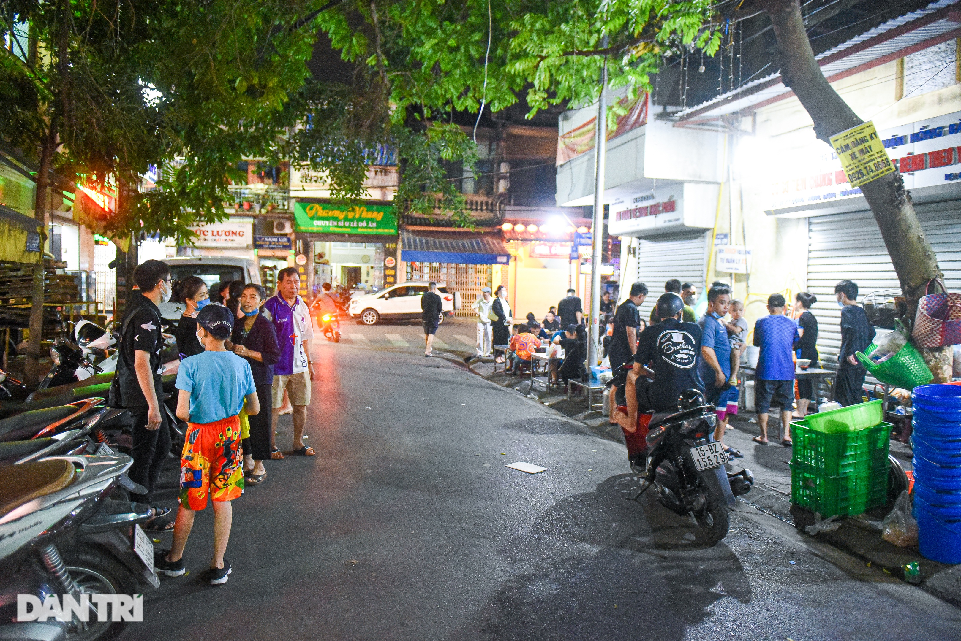 The noodle shop waits for a miracle for 10 hours, selling 500 bowls every night in Hai Phong - 1