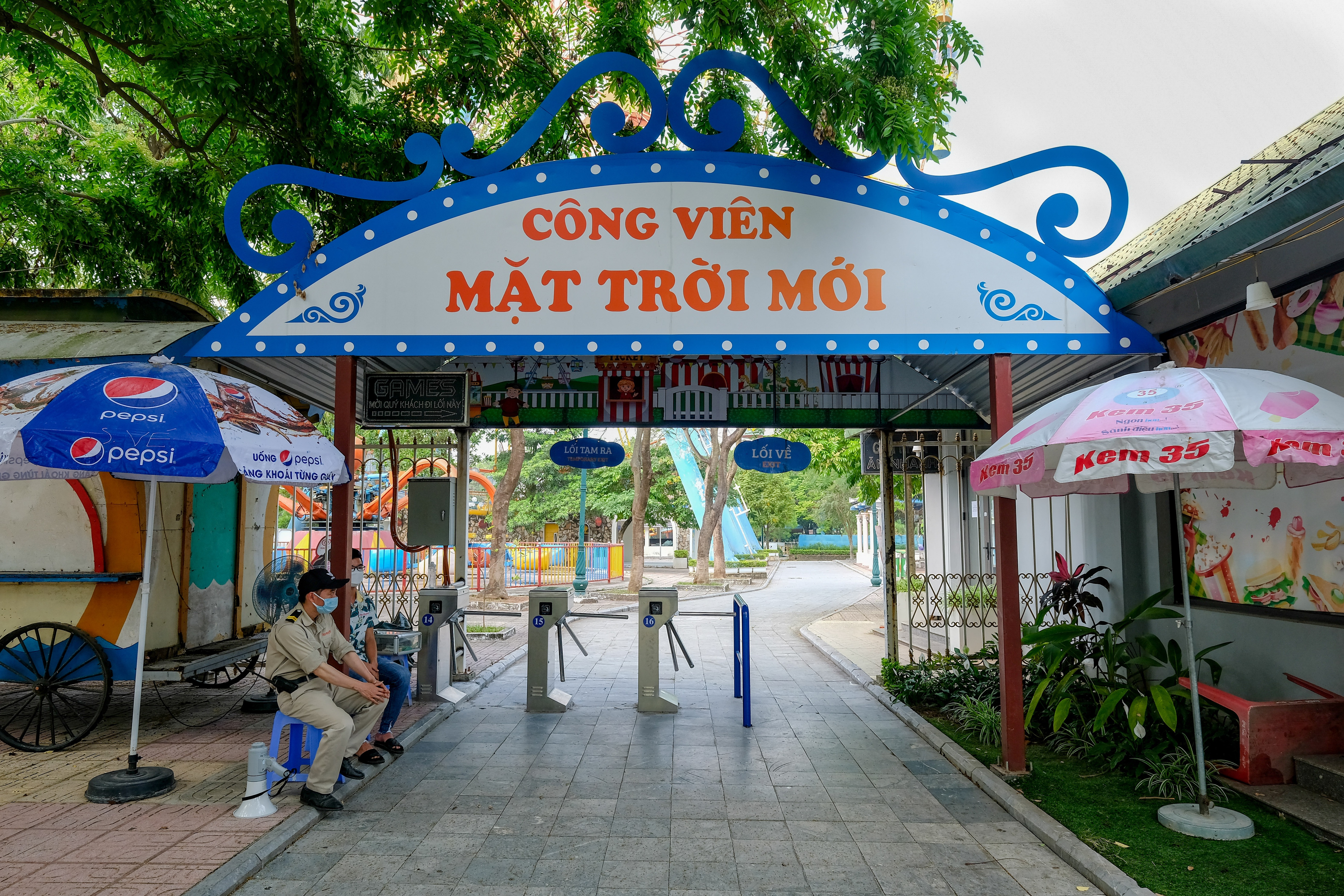 Hà Nội: Vòng đu quay khổng lồ ở công viên nước Hồ Tây thoi thóp chờ chết - 4