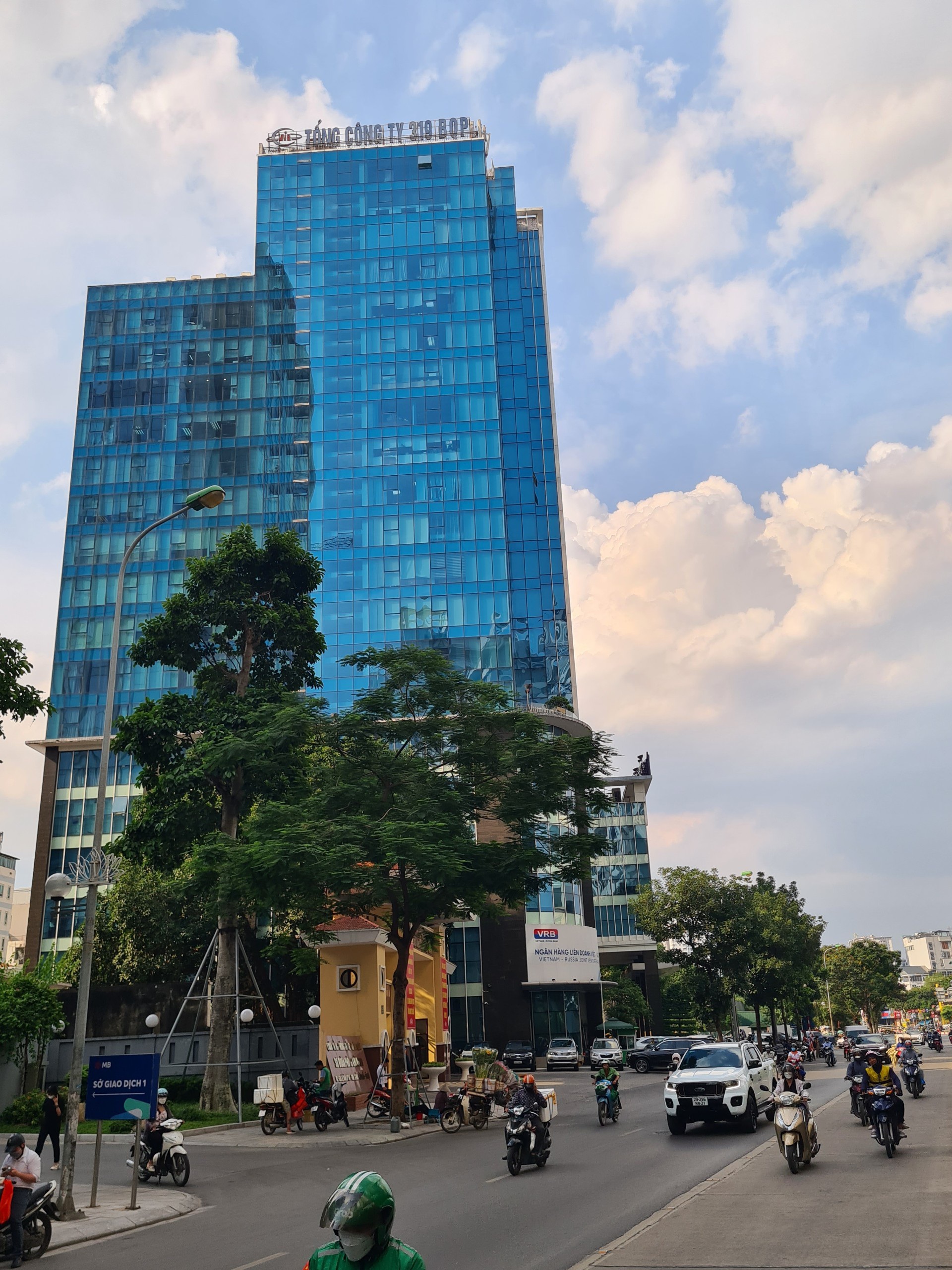 Đất quân đội, quốc phòng trên đường Lê Văn Lương cũng bị nhồi cao ốc - 3