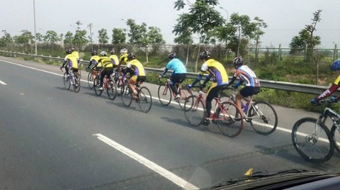Đạp xe thể dục đua với tử thần vào đường cao tốc ở Hà Nội - 2