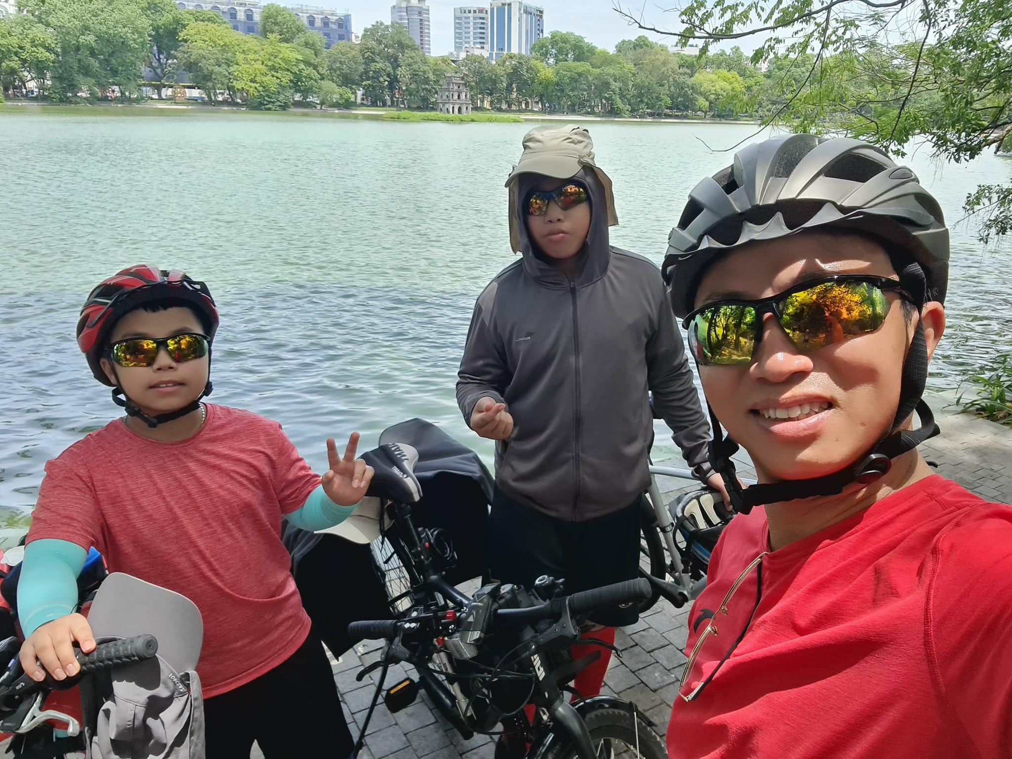 Hi hữu: Cậu bé 11 tuổi đạp xe vượt 1800km từ Bắc vào Nam - 1