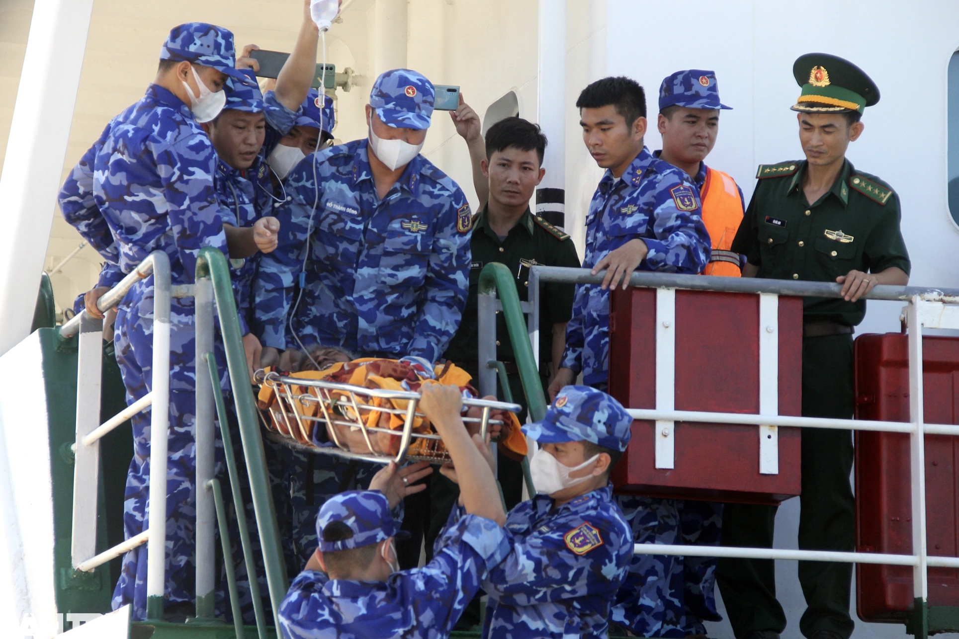 Thêm 5 thuyền viên sống sót kỳ diệu sau 12 ngày lênh đênh trên biển - 1