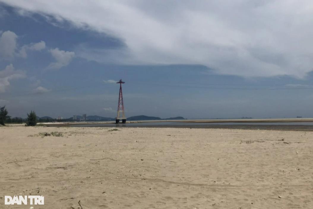 Người cứu 6 học sinh: Một cháu khóc trên tay, ngoài xa còn đến 3 cháu - 1