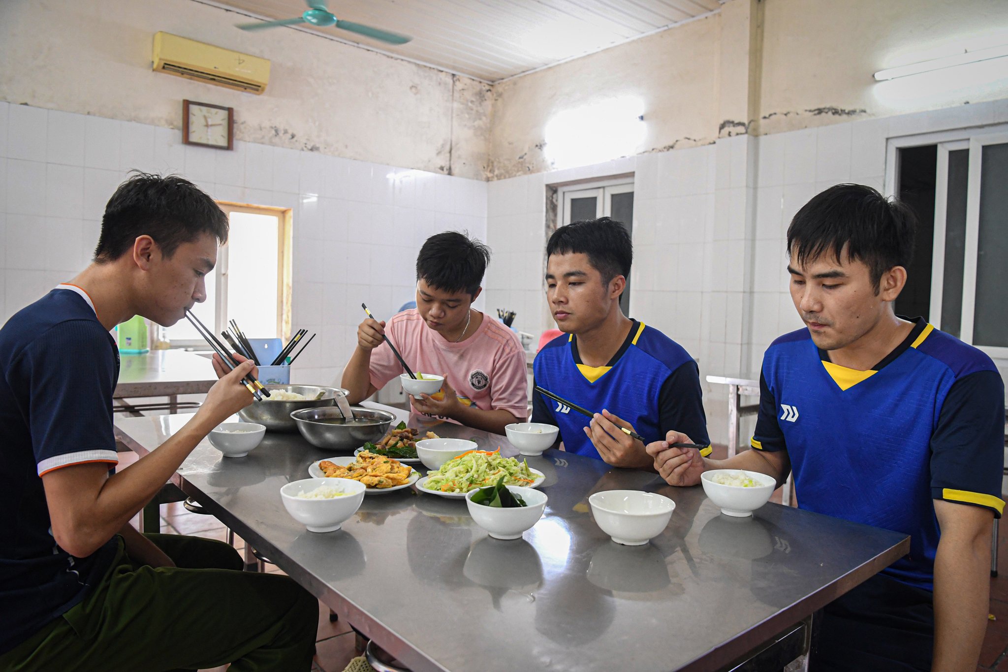 Ngày trực vắng đồng đội, mâm cơm thiếu bát của ba chiến sĩ hy sinh - 15