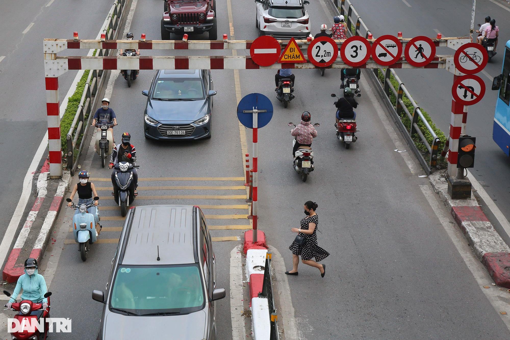 Cảnh người đi bộ sang đường tùy tiện, cầu vượt và hầm chui bị lãng quên - 4