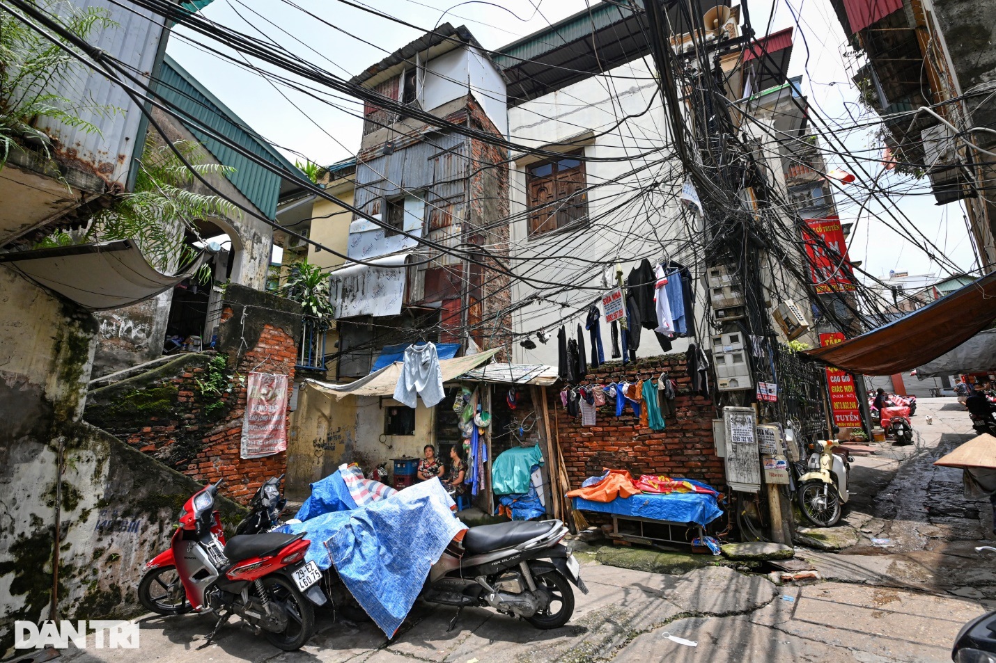 Chuyện đời buồn của gia đình ba thế hệ sống trong căn nhà 6m2 ở Hà Nội - 1