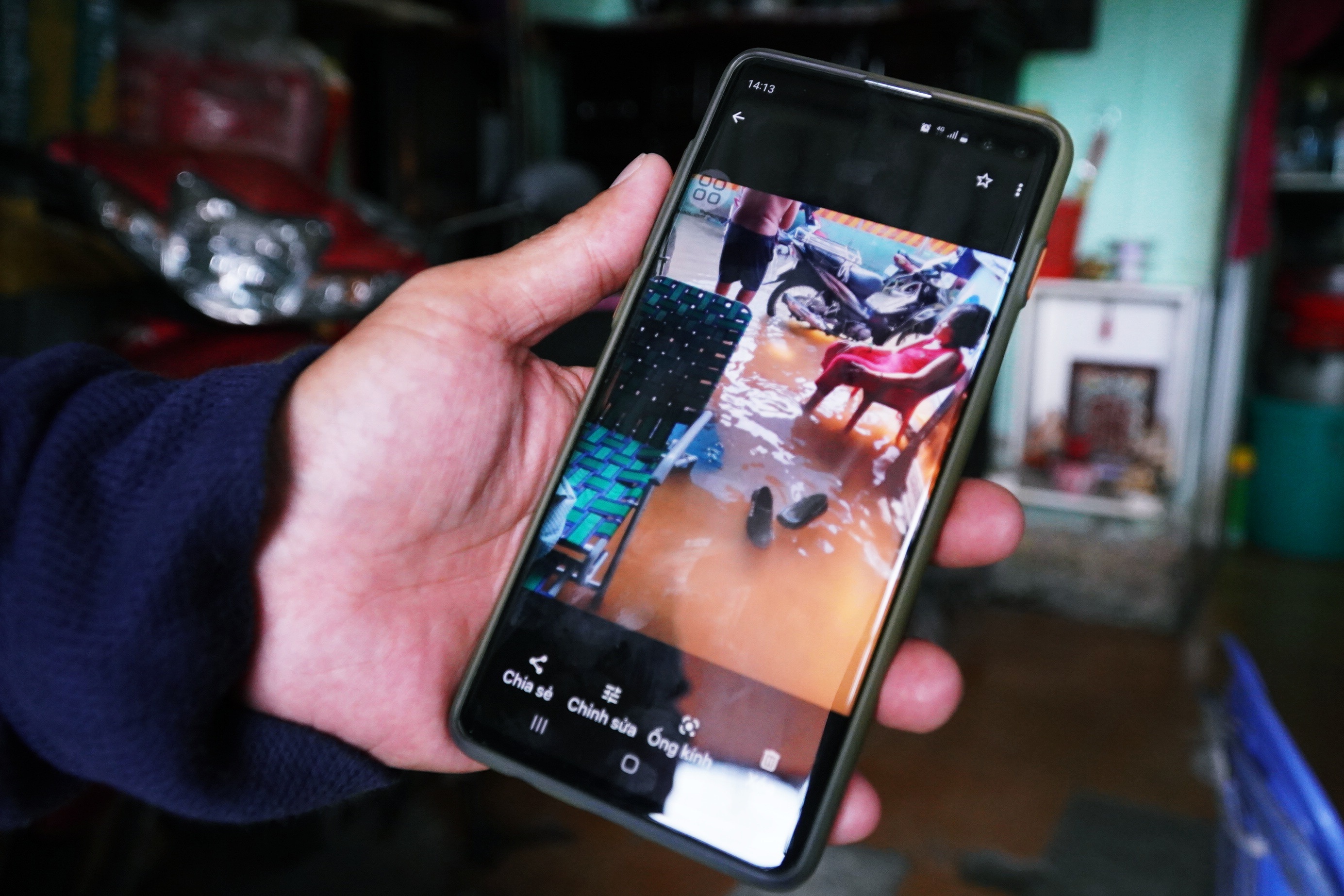 Khổ vì ngập ở TPHCM: Cha không thể đi làm, con không thể học, chợ không bán - 5