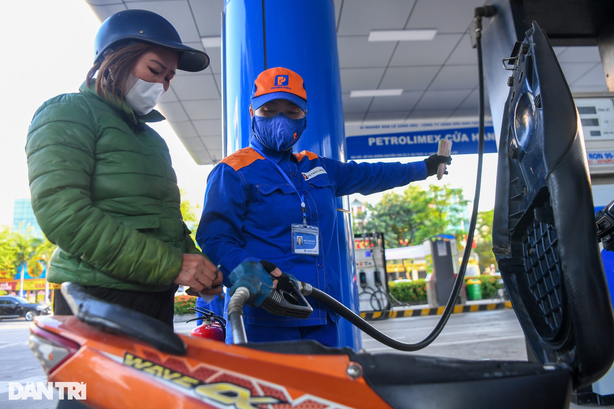 Hé lộ lý do ngăn giá xăng giảm lần thứ 6 liên tiếp - 1