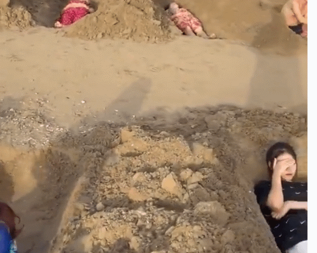 Xôn xao nhóm du khách đào hàng chục huyệt mộ rồi nằm xuống để... tắm cát - 2