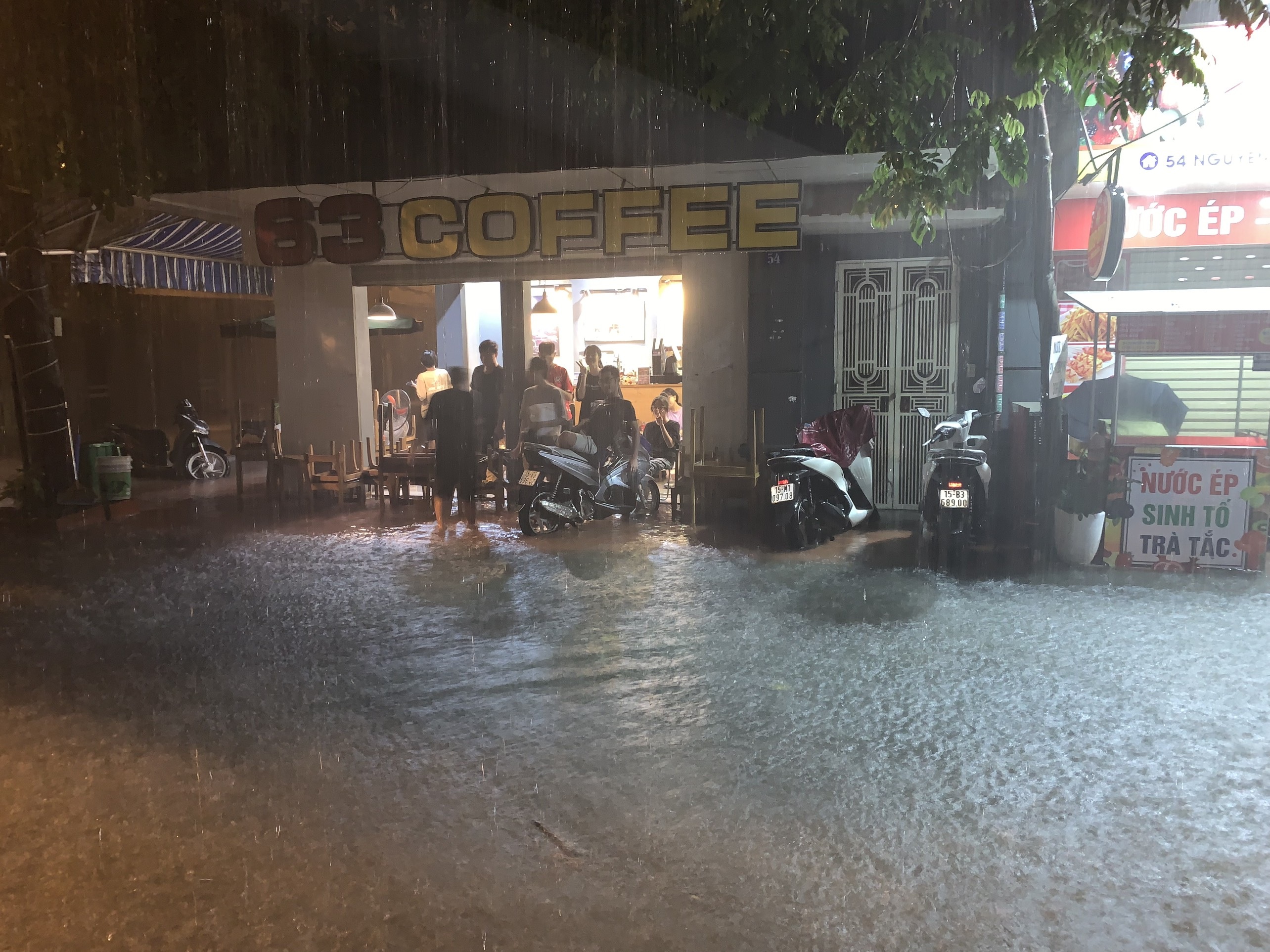 Bão Maon quật đổ cây xanh ở Quảng Ninh, Hải Phòng ngập nhiều tuyến phố - 9