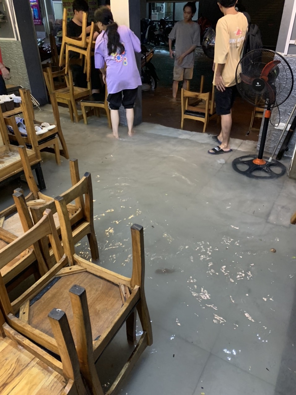 Bão Maon quật đổ cây xanh ở Quảng Ninh, Hải Phòng ngập nhiều tuyến phố - 10