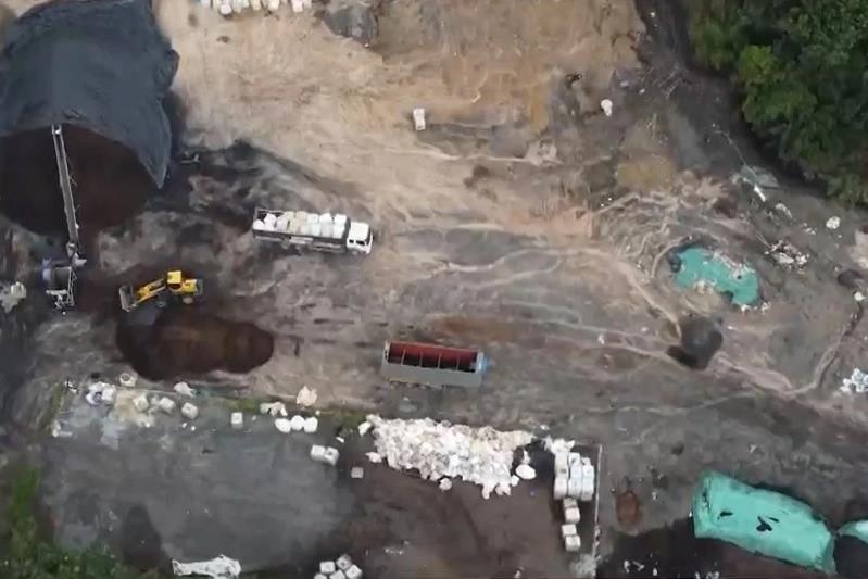 Bộ Công an phát hiện vụ chôn lấp chất thải trái phép lớn chưa từng có - 1