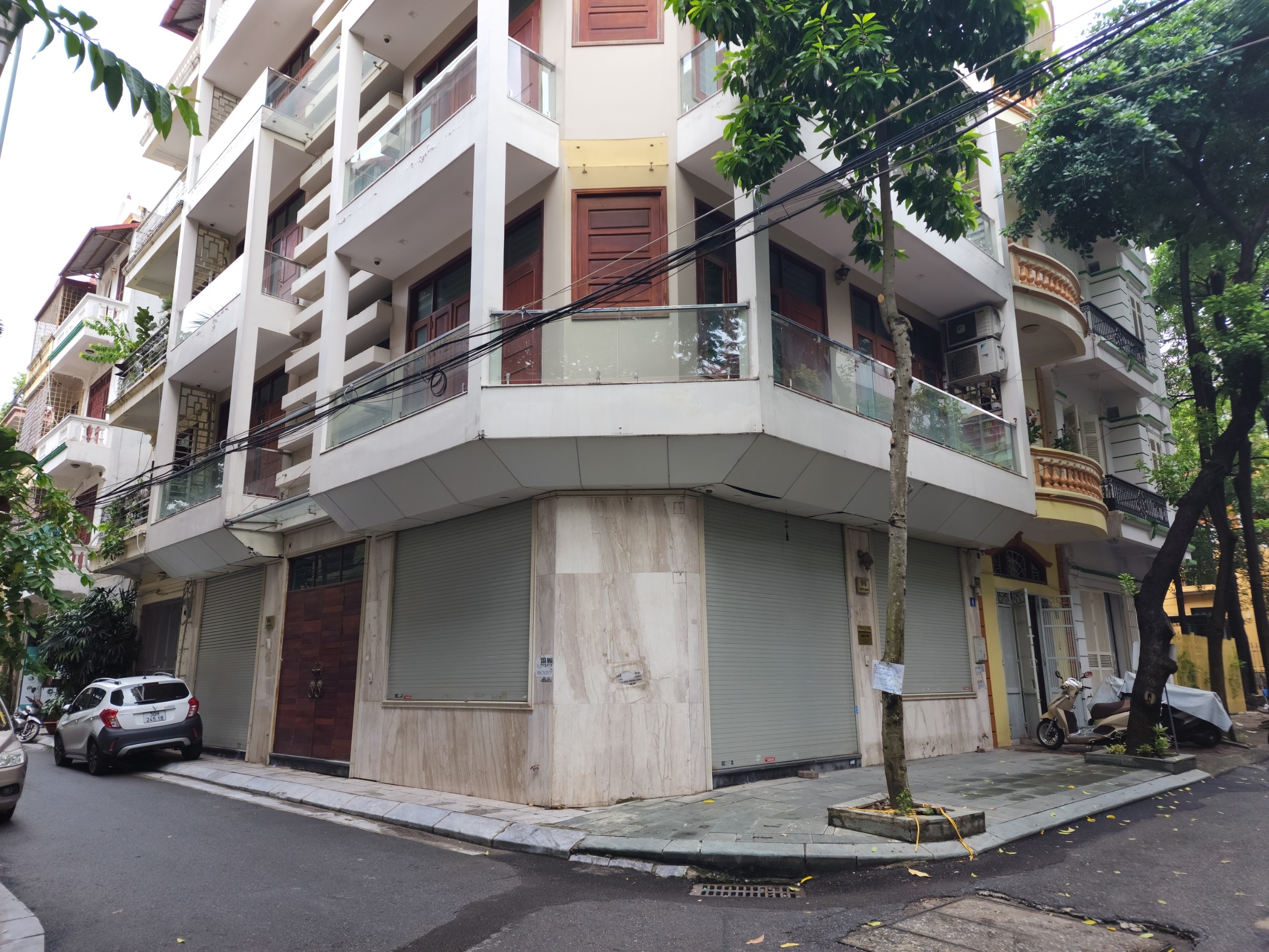 Hà Nội: Chủ nhà trồng đinh lên vỉa hè không cho ô tô đỗ trước cửa - 1