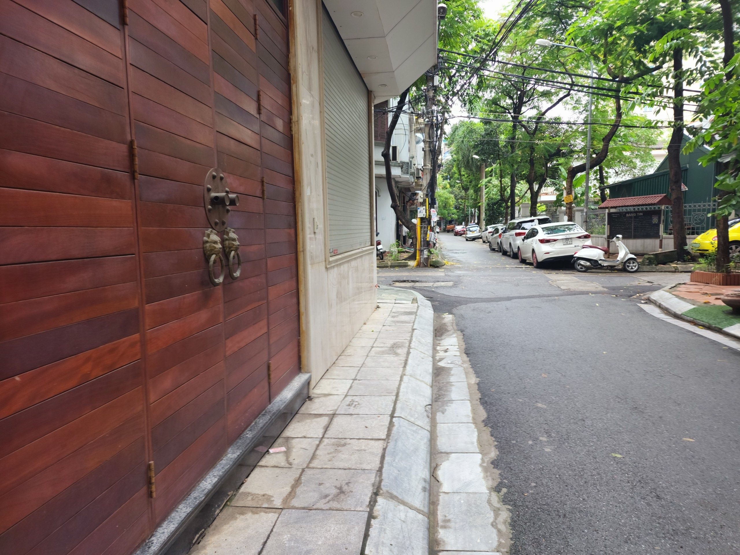 Hà Nội: Chủ nhà trồng đinh lên vỉa hè không cho ô tô đỗ trước cửa - 6