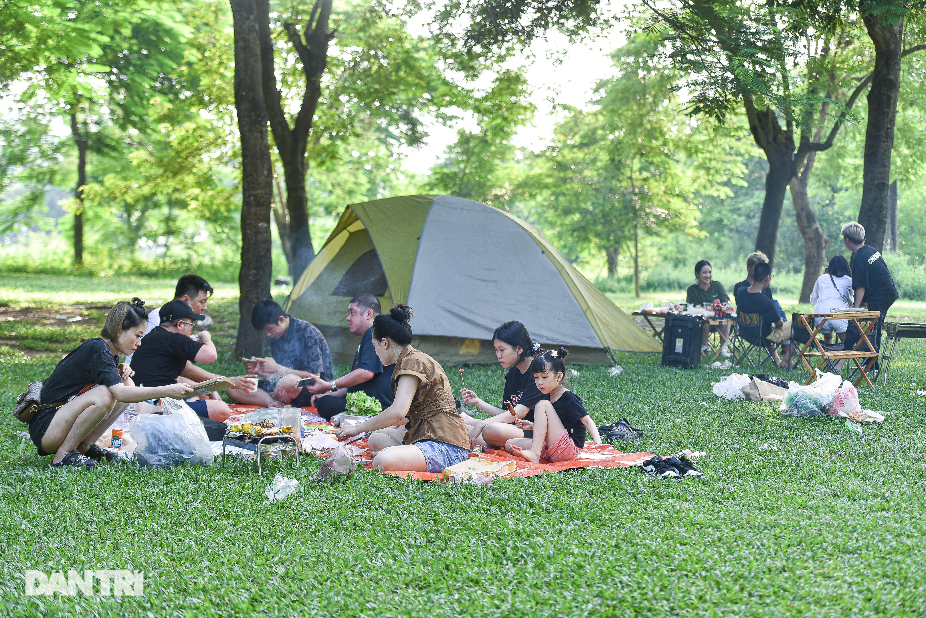 Người Hà Nội đổ ra ven đô cắm trại, tận hưởng kỳ nghỉ lễ - 3
