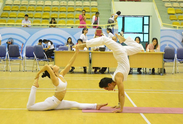 Cặp đôi Yoga Hải Phòng trình diễn điệu nghệ trên con đường hoa phượng vĩ - 10