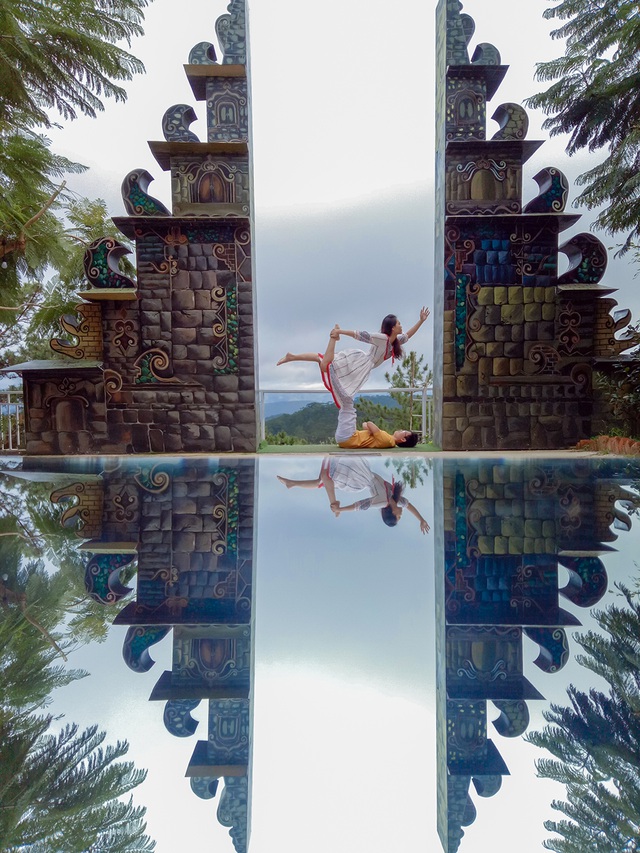 Cặp đôi Yoga Hải Phòng trình diễn điệu nghệ trên con đường hoa phượng vĩ - 4