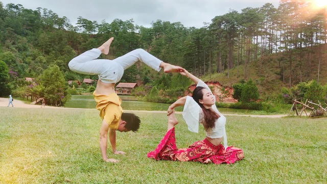 Cặp đôi Yoga Hải Phòng trình diễn điệu nghệ trên con đường hoa phượng vĩ - 11