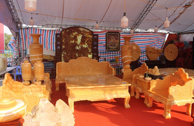 Chiêm ngưỡng bộ bàn ghế 'khủng' bằng ngọc quý ở Ninh Bình