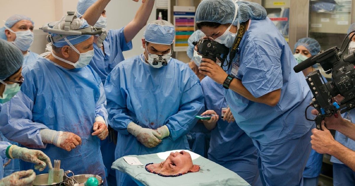 Câu chuyện bất ngờ đằng sau 2 khoảnh khắc y khoa lọt top những bức ảnh xuất sắc nhất thập kỷ