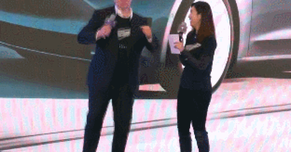 Tỷ phú Elon Musk nhảy múa ăn mừng chiếc Tesla đầu tiên sản xuất tại Trung Quốc