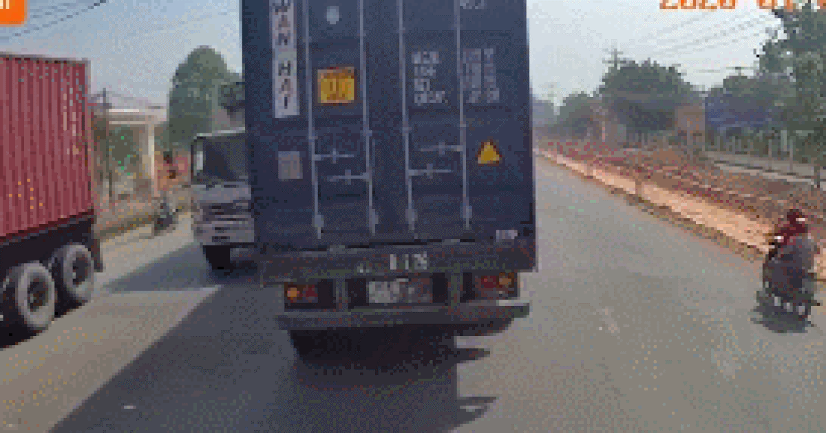 Kinh hãi hình ảnh xe container bị mất bánh sau đi kiểu bập bênh trên đường