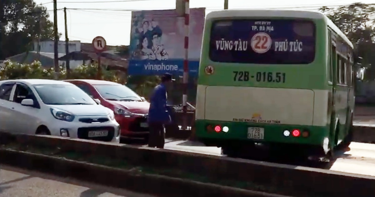 Kì lạ xe buýt quay đầu ngay chân cầu