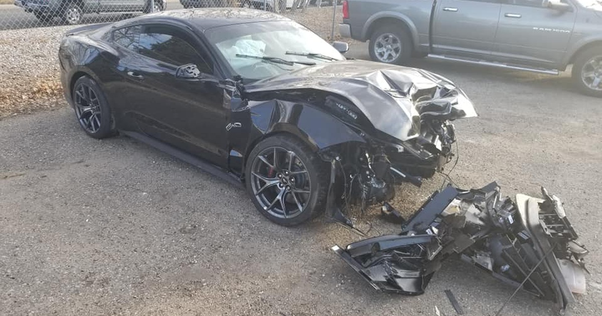 Nhân viên đại lý đâm hỏng xe Mustang của khách khi lái thử