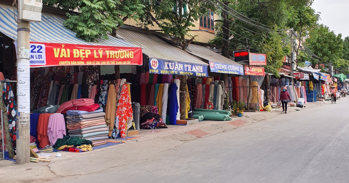 Chợ Ninh Hiệp vắng vẻ, tiểu thương ngồi chơi cả ngày vì không có hàng