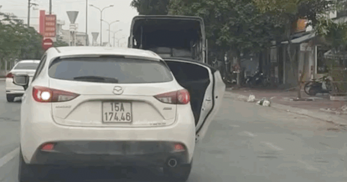 Vội vàng lăn bánh, tài xế quên… đóng cửa xe