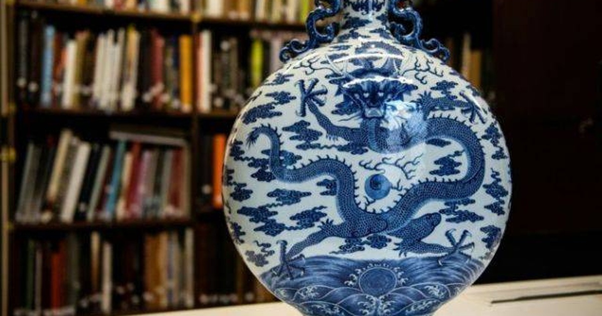 Bình sứ từ thế kỷ 18 được trả giá 103 tỷ đồng