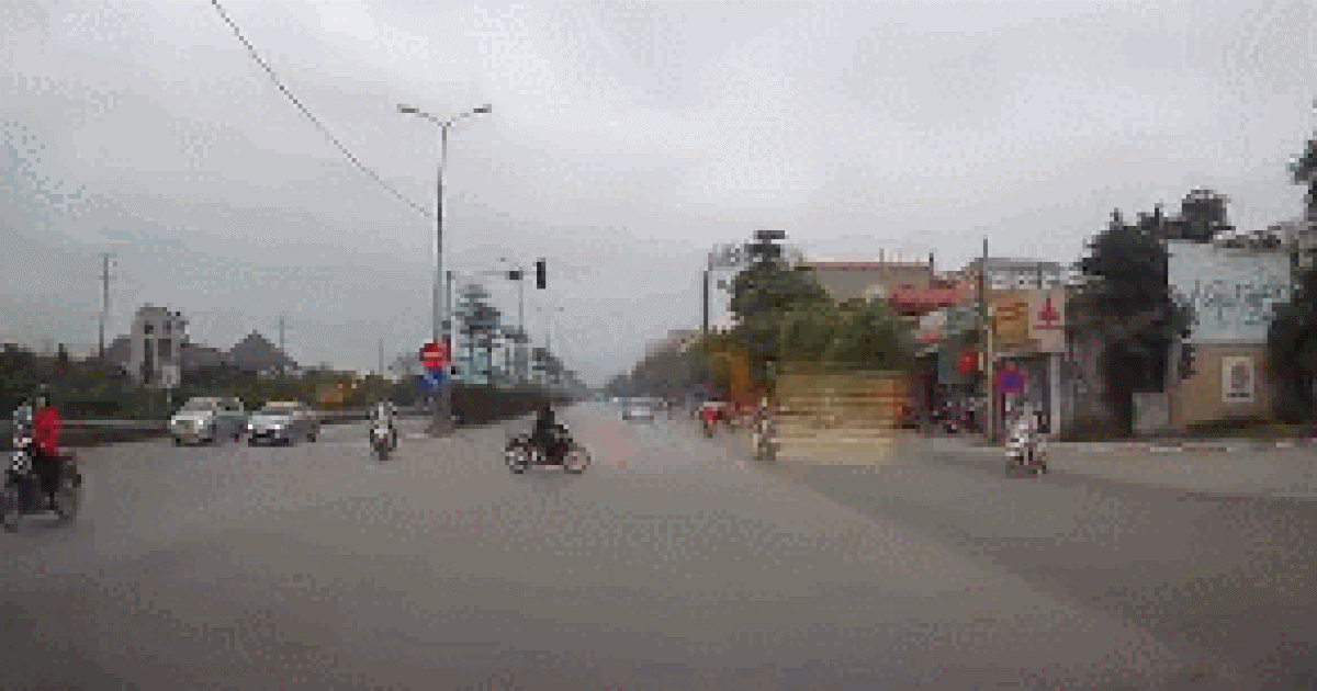 Kì lạ nam thanh niên chạy xe máy cắt mặt xe cứu thương đang đi làm nhiệm vụ