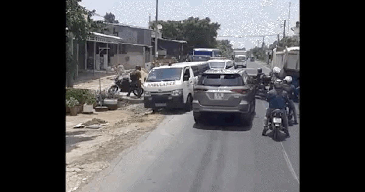 Phẫn nộ cảnh tài xế ép xe cứu thương lao ra lề đường