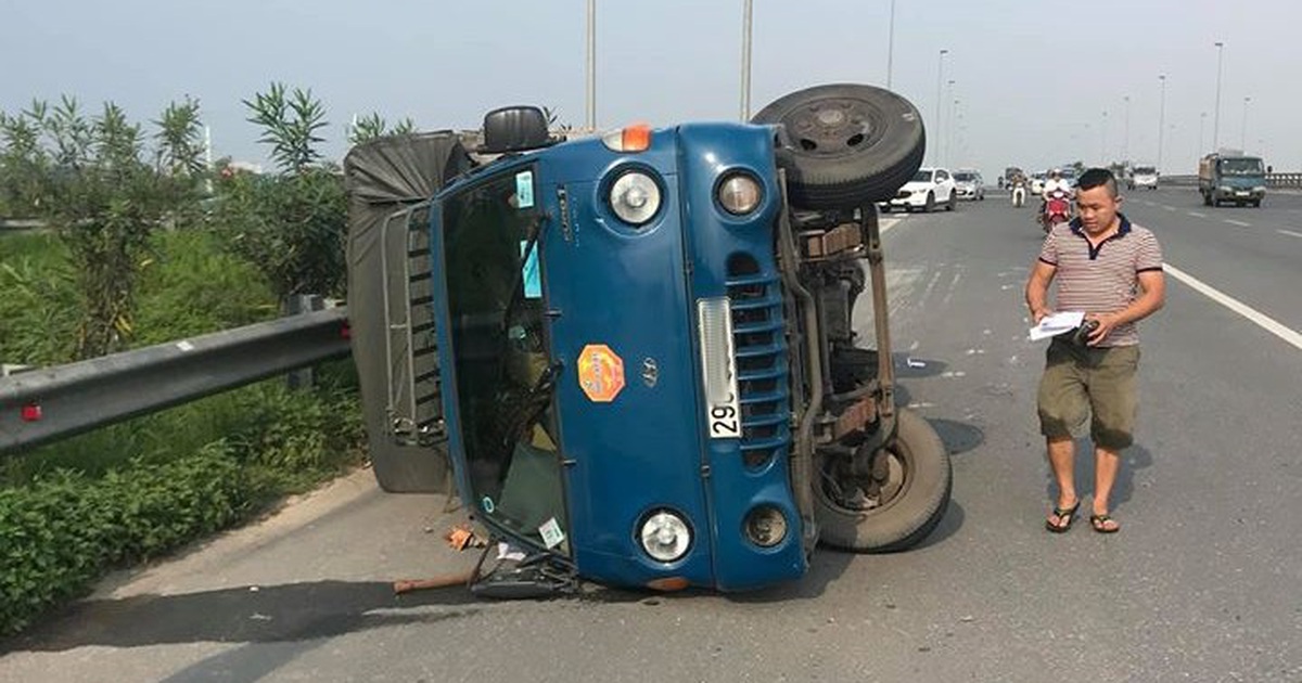 Đánh lái gấp để tránh taxi chạy ẩu, xe tải lật nghiêng xuống đường