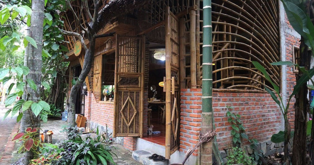 Ngôi nhà độc đáo làm bằng tre và dừa ở Hội An