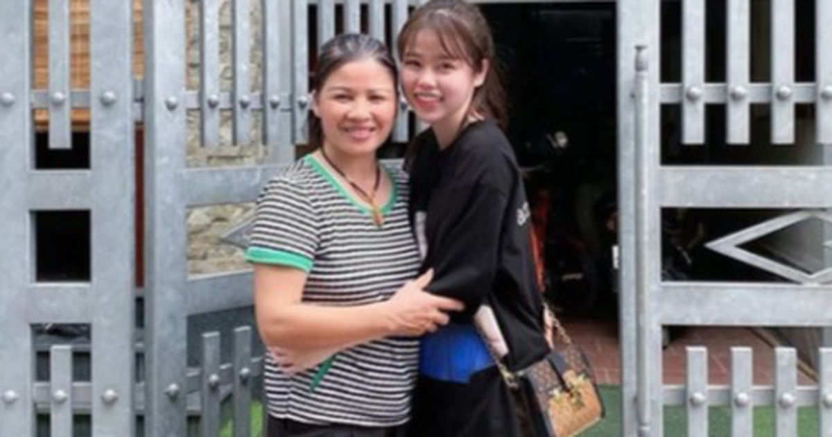 Bạn gái mới khoe ảnh ôm mẹ Quang Hải, fans xôn xao về màn ra mắt