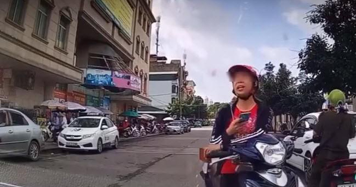 Dừng xe máy giữa đường nhắn tin, cô gái nổi xung khi tài xế ô tô nhắc nhở