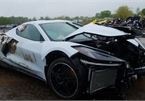 Kì lạ chiếc Corvette rách bươm sau tai nạn được rao bán đắt hơn xe mới