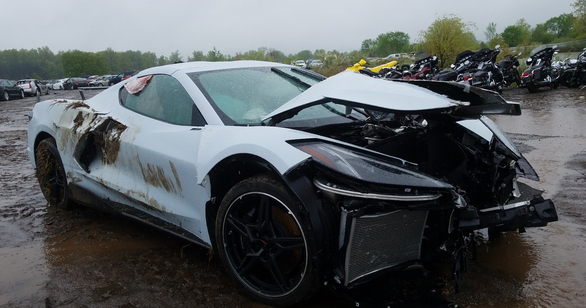 Kì lạ chiếc Corvette rách bươm sau tai nạn được rao bán đắt hơn xe mới